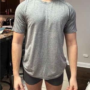 Men’s short sleeve, Lululemon T-shirt, perfect condition, size medium